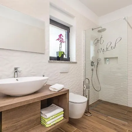 Holiday home 4 Bedroom Awesome In