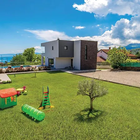 4 Bedroom Awesome In Holiday home *