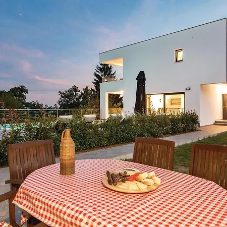 4 Bedroom Awesome In Holiday home *