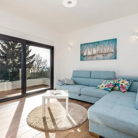 4 Bedroom Awesome In *