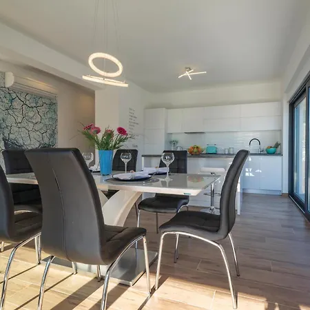 4 Bedroom Awesome In Holiday home *