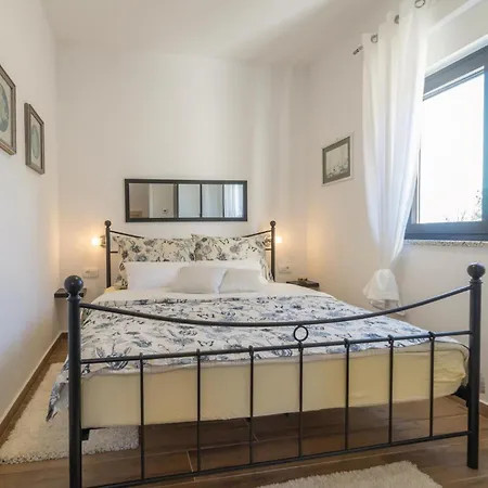 4 Bedroom Awesome In Holiday home *
