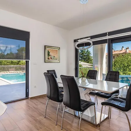 4 Bedroom Awesome In *